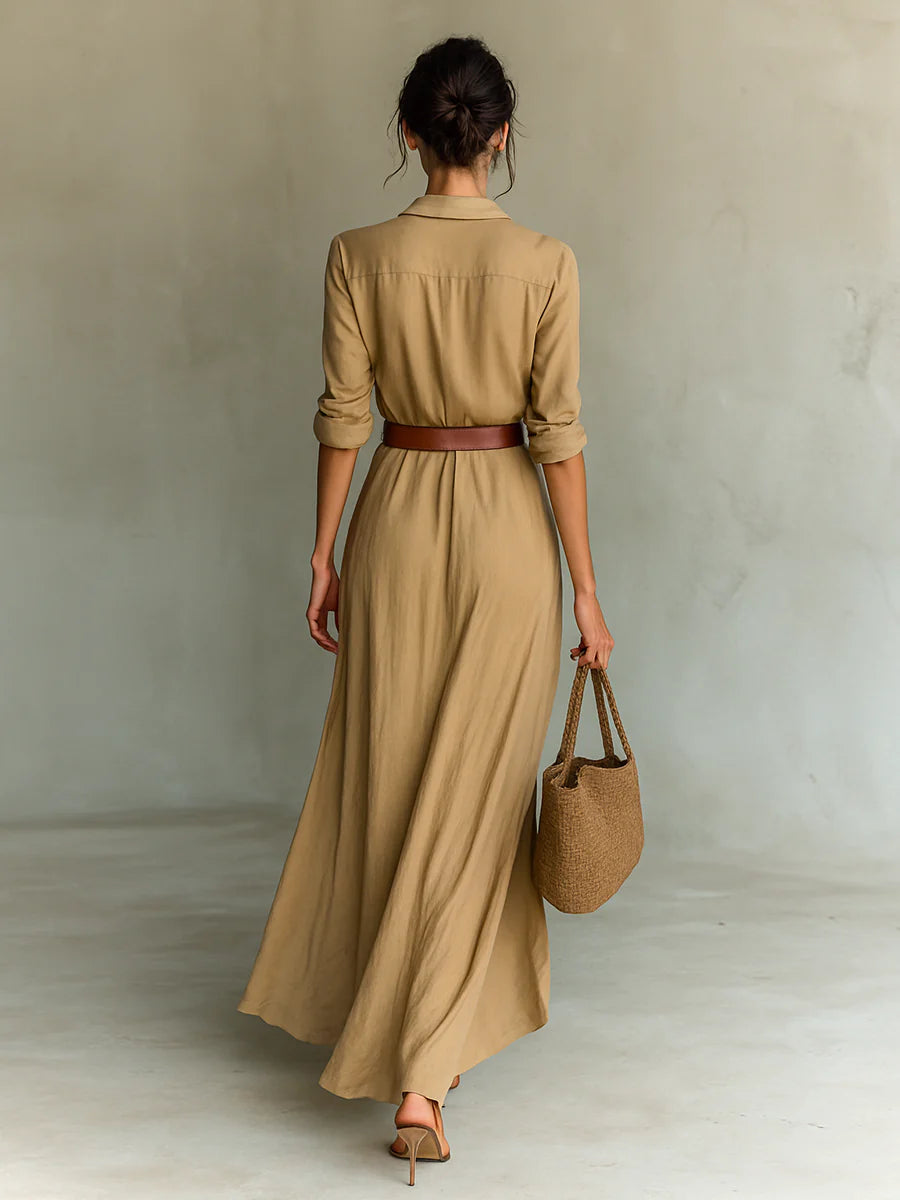 Rochie maxi elegantă cu rever clasic, mâneci lungi și închidere cu un singur nasture.