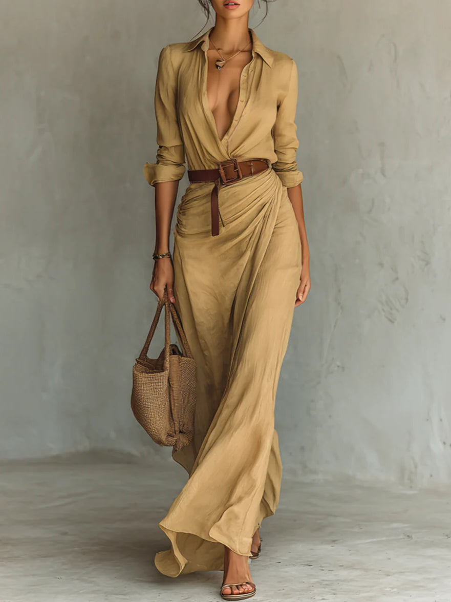 Rochie maxi elegantă cu rever clasic, mâneci lungi și închidere cu un singur nasture.