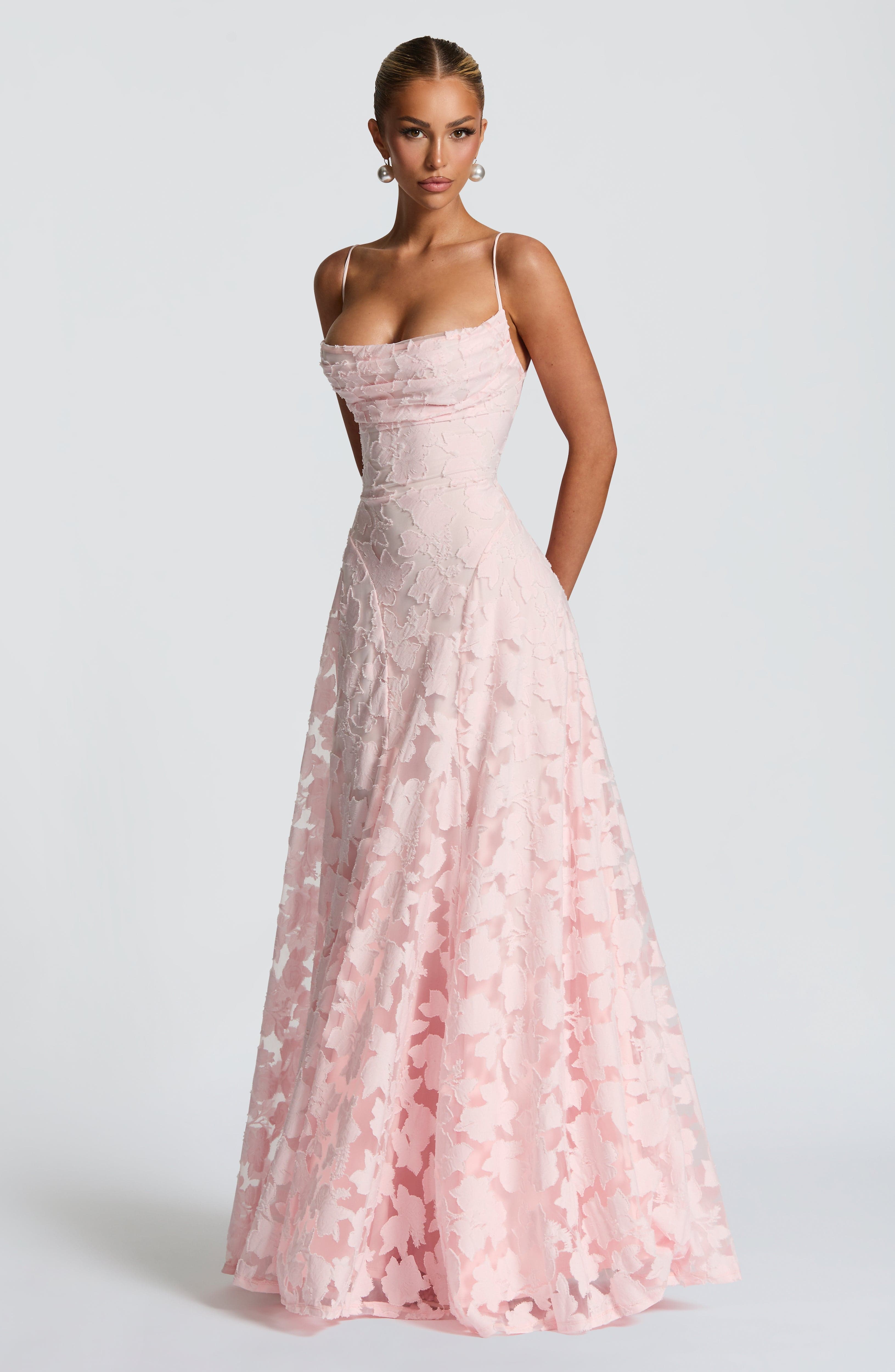 Aurelia Corset Lace Gown „Grație în fiecare privire, putere în fiecare pas.”