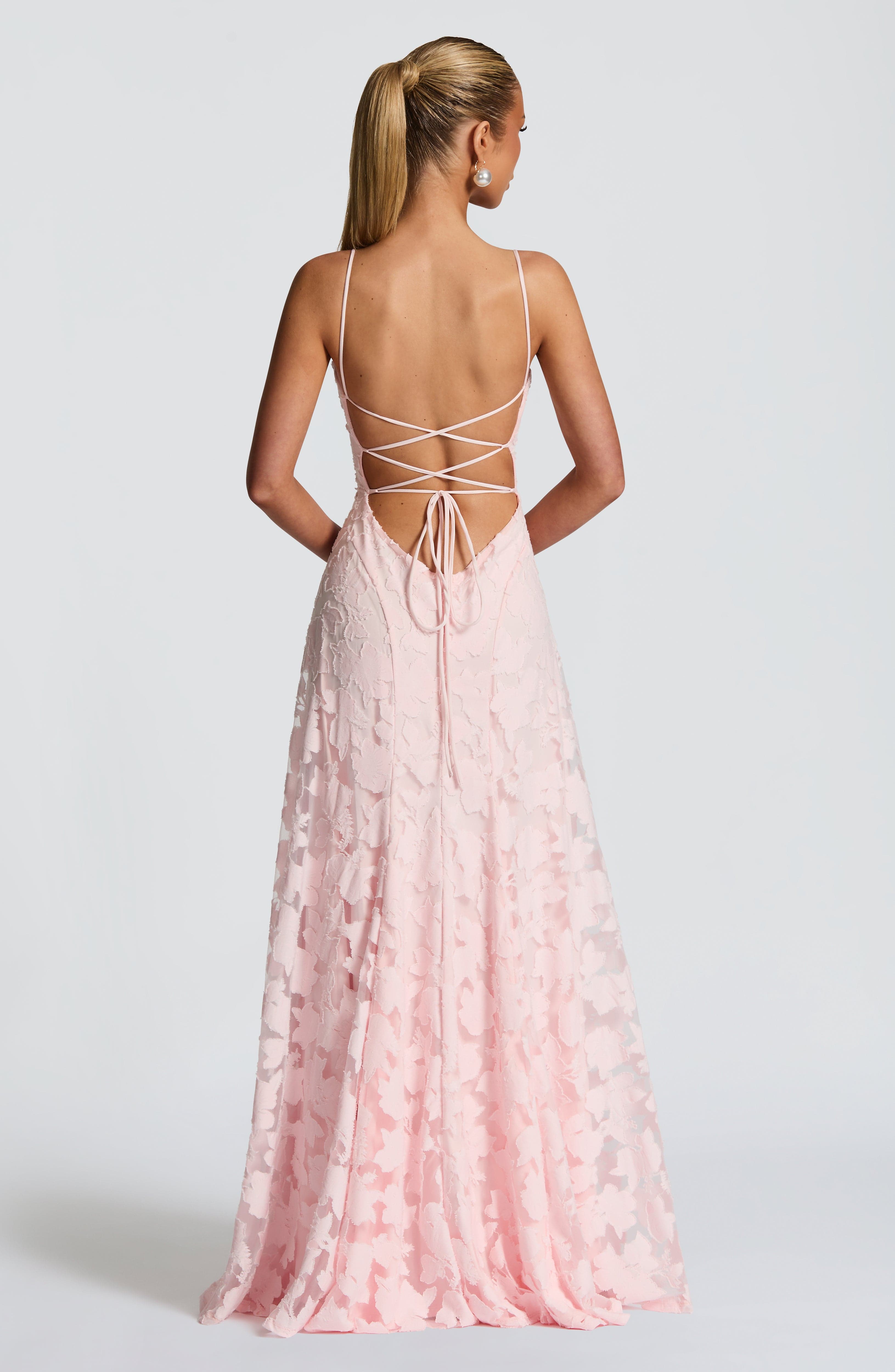 Aurelia Corset Lace Gown „Grație în fiecare privire, putere în fiecare pas.”