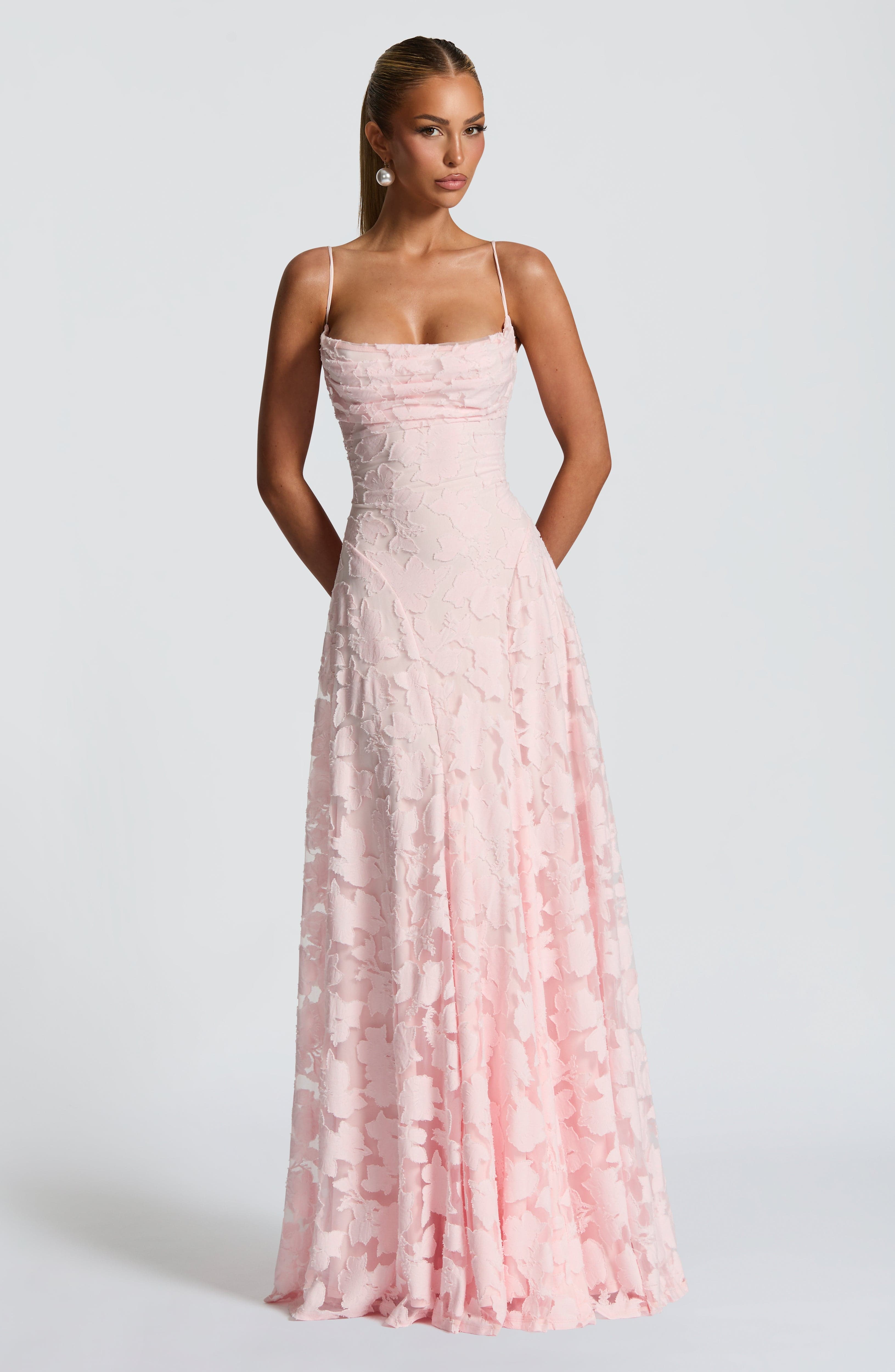 Aurelia Corset Lace Gown „Grație în fiecare privire, putere în fiecare pas.”