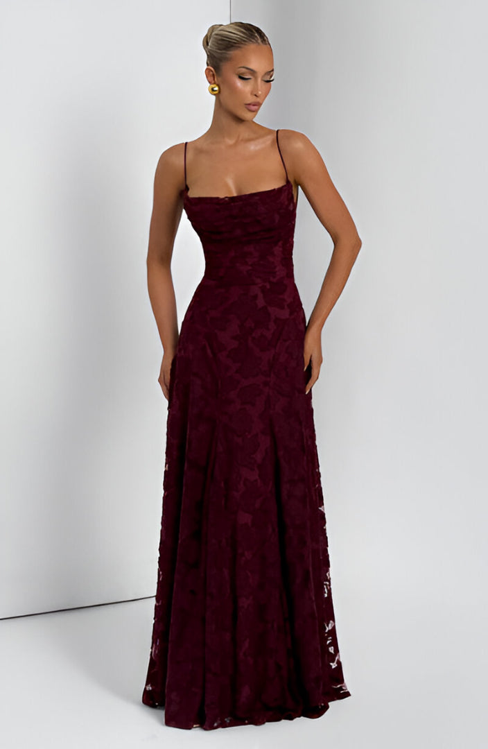 Aurelia Corset Lace Gown „Grație în fiecare privire, putere în fiecare pas.”