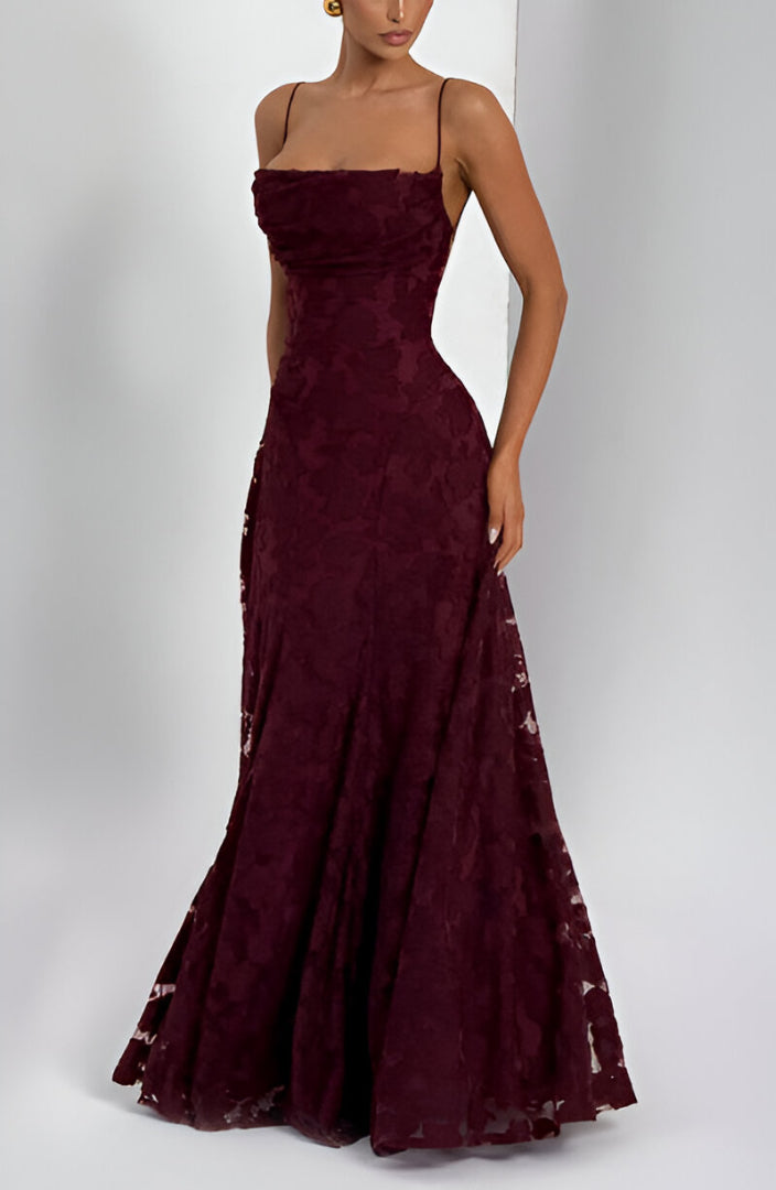 Aurelia Corset Lace Gown „Grație în fiecare privire, putere în fiecare pas.”