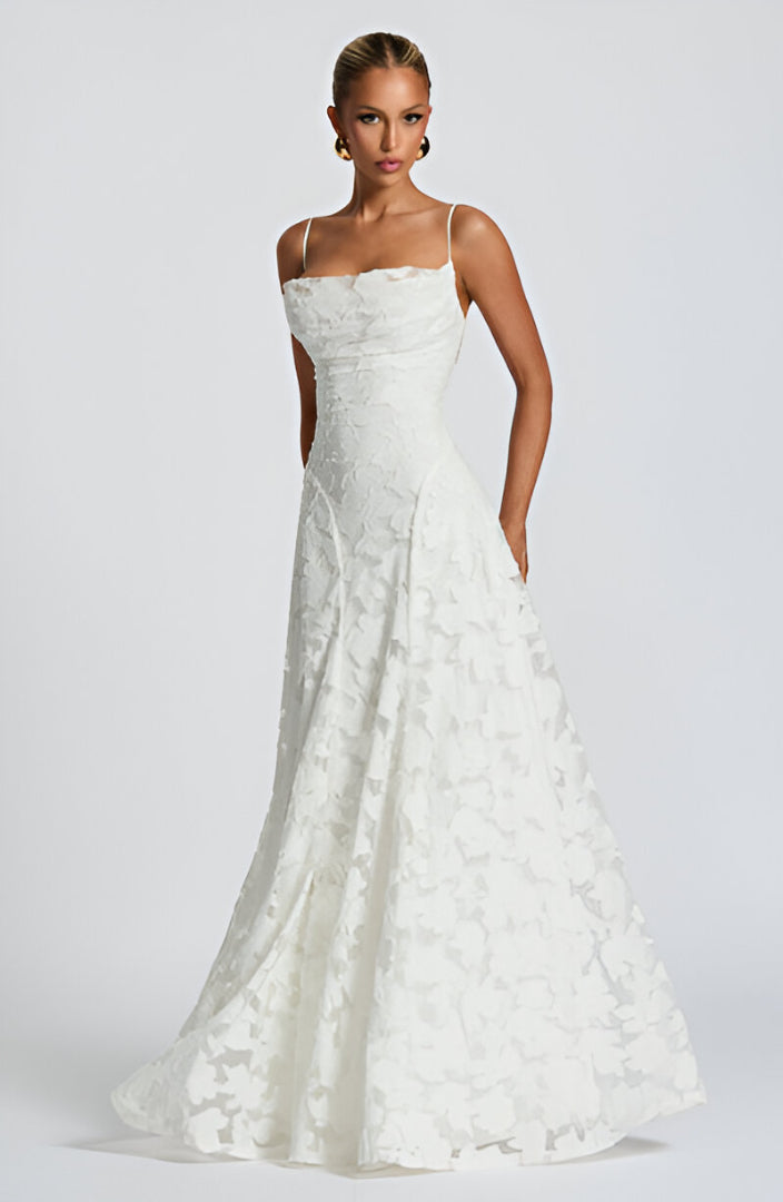 Aurelia Corset Lace Gown „Grație în fiecare privire, putere în fiecare pas.”