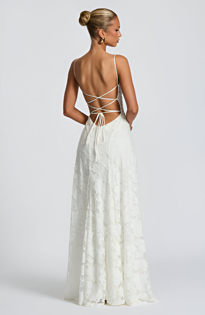 Aurelia Corset Lace Gown „Grație în fiecare privire, putere în fiecare pas.”